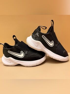 Nike Kids Black & White Slip-On Flex Runner Sneakers